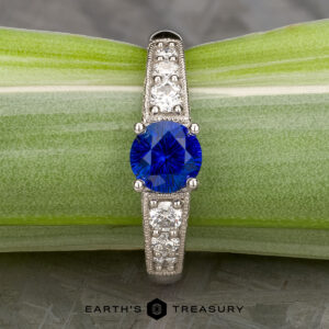 The "Cascade" ring in platinum with 1.24-carat Ceylon sapphire