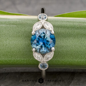 The "Calypso" ring in platinum with 2.10-Carat Montana sapphire