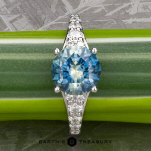 The "Arethusa" ring in platinum with 2.65-Carat Montana Sapphire