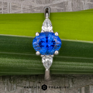 The "Merope" ring in platinum with 1.42-carat Ceylon sapphire