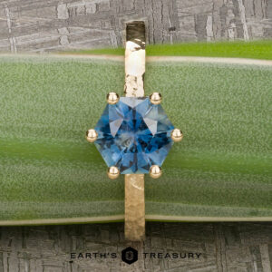 The "Snowflake" ring in 18k yellow gold, hammered, with 1.80-carat Montana sapphire