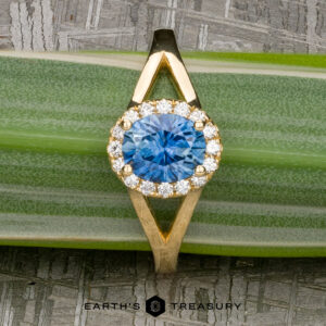 The "Diana" ring in 18k yellow gold with 1.08-Carat Montana Sapphire