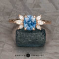 The "Liriope" ring in 14k rose gold with 1.40-carat Montana sapphire