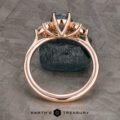 The "Liriope" ring in 14k rose gold with 1.40-carat Montana sapphire