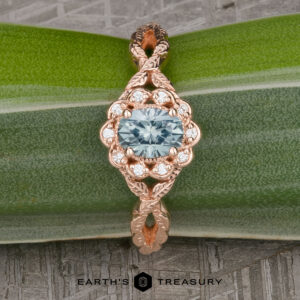 The "Passiflora" Ring in 14k rose gold with 0.99-carat Montana sapphire