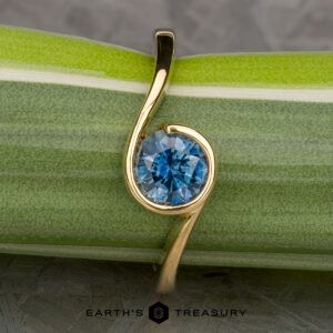 The "Calliste" ring in 18k yellow gold with 1.08-carat Montana sapphire