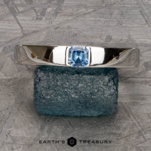 The "Kilimanjaro" ring in platinum, polished, with medium blue sapphire