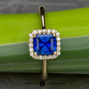 The "Margaret" ring in 18k yellow gold with 1.01-Carat Ceylon Sapphire