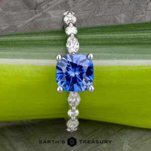 The "Clemencia" ring in platinum with 1.72-carat Ceylon sapphire