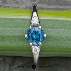 The "Halley" ring in 18k white gold with 0.91-carat Montana sapphire