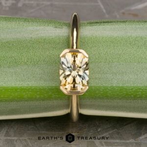 The “Larisa” ring in 18k yellow gold with 1.35-Carat Montana sapphire