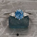 The "Virona" ring in 18k white gold with 1.03-Carat Montana Sapphire