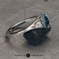 The "Virona" ring in 18k white gold with 1.03-Carat Montana Sapphire