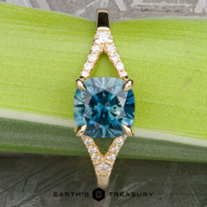 The "Calliope" ring in 18k yellow gold with 1.71-Carat Montana Sapphire