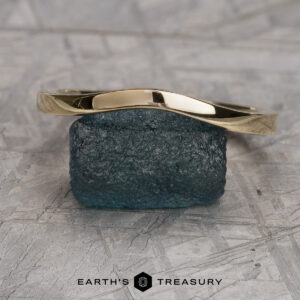 The custom-fit contour band in 14k yellow gold