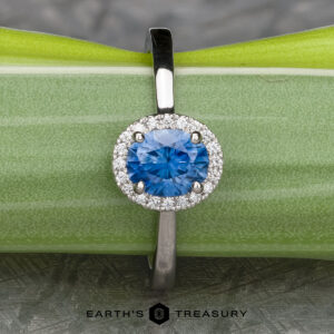 The "Alice" ring in platinum with 1.14-carat Montana sapphire