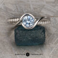 The "Faye" ring in platinum with 0.98-Carat Montana Sapphire