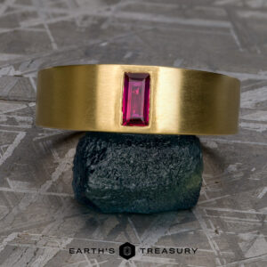 The "Kilauea" ring in 18k yellow gold, smooth and brushed