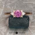 The "Lipara" ring in 14k rose gold with 0.60-carat Montana sapphire