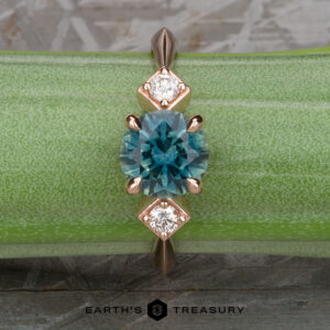 The "Harmonia" ring in 14k rose gold with 1.55-Carat Montana sapphire