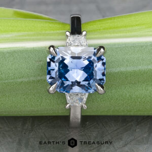 The "Damara" ring in platinum with 4.58-carat Ceylon sapphire