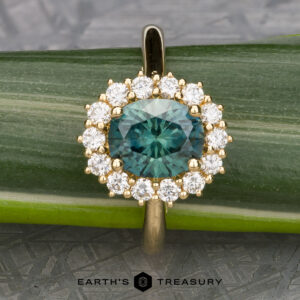 The "Cassandra" ring in 18k yellow gold with 1.79-carat Montana sapphire