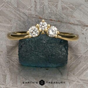 The "Estelle" band in 18k yellow gold