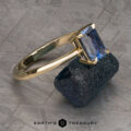 The Cathedral "Lyra" ring in 14k yellow gold with 1.34-carat Ceylon sapphire