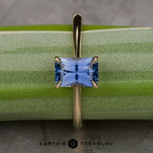 The Cathedral "Lyra" ring in 14k yellow gold with 1.34-carat Ceylon sapphire