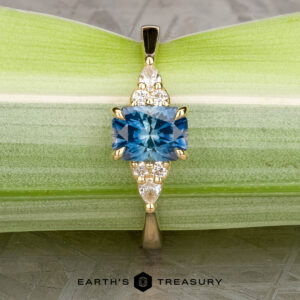 The "Arwyn" ring in 18k yellow gold with 1.58-carat Montana sapphire