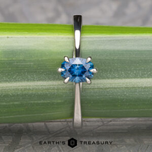 The "Elenin" ring in platinum with 0.93-carat Montana sapphire