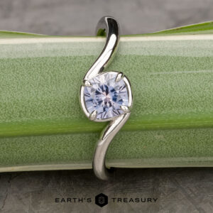 The "Minna" ring in platinum with 1.09-carat Montana sapphire