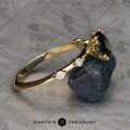 The "Pirouette" ring in 18k yellow gold with 1.17-carat Australian Sapphire