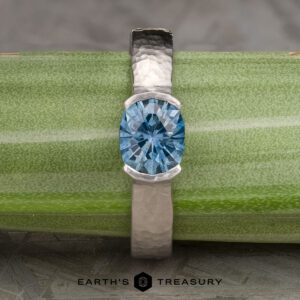 The Wide "Larisa" ring in 14k white gold with 1.42-carat Montana sapphire